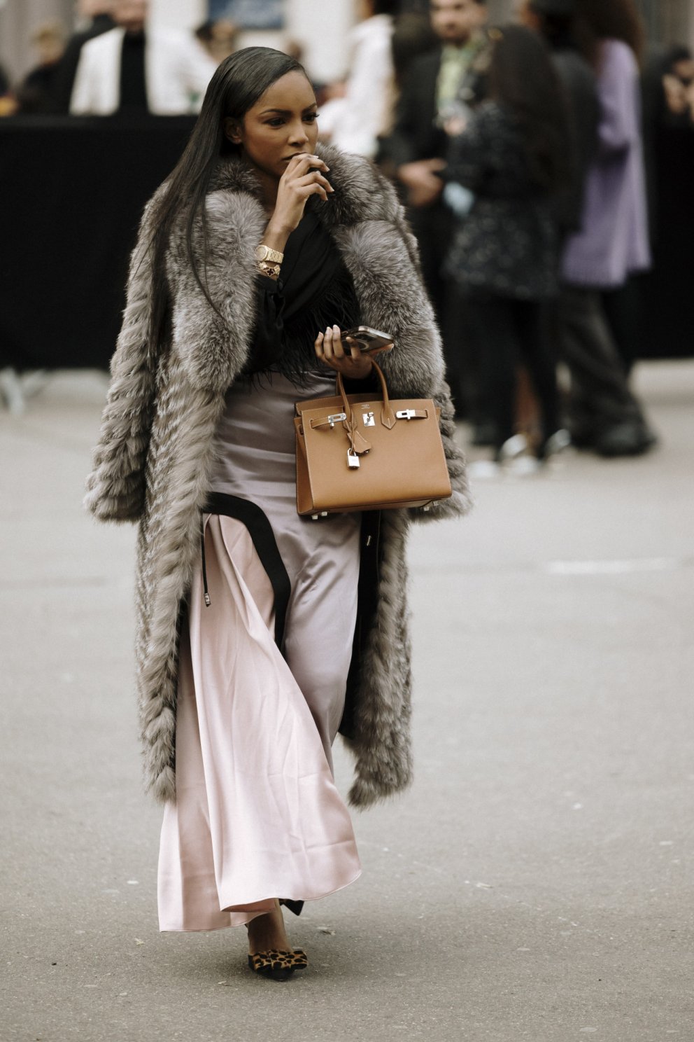 Dömulegur stíll: satínpils, pels, hælar og Hermès Birkin.