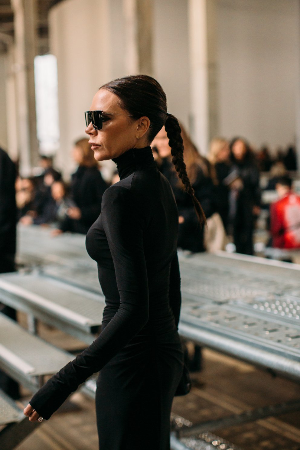 Victoria Beckham í svörtu frá toppi til táar.
