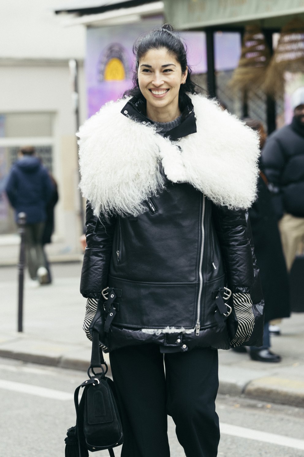 Caroline Issa í fallegum leddara í yfirstærð og gæru yfir axlirnar.