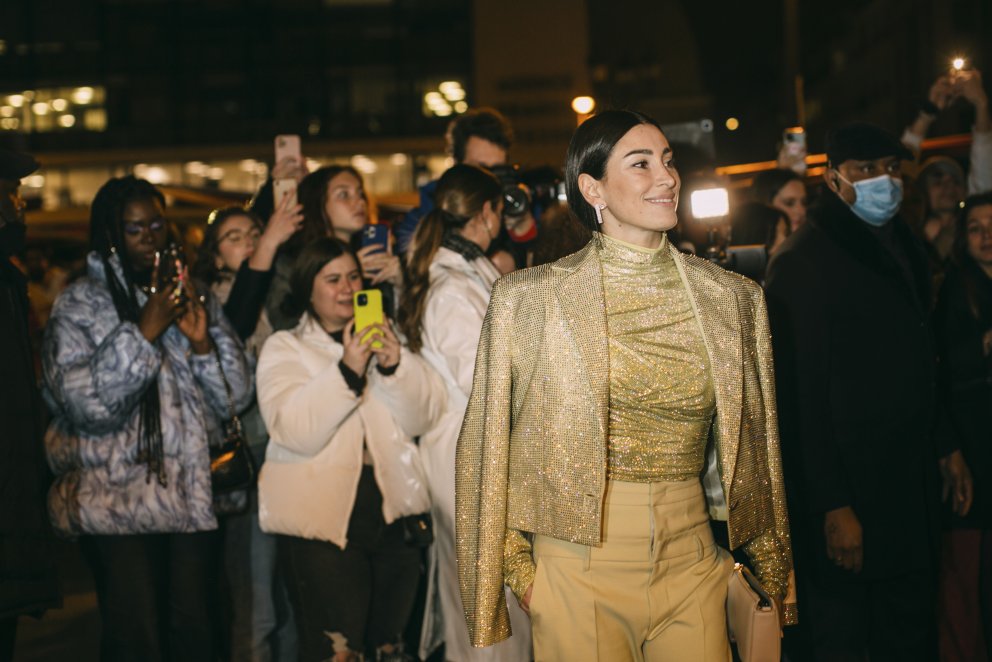 Töffaralegt gyllt glimmerlúkk á tískuviku í París.