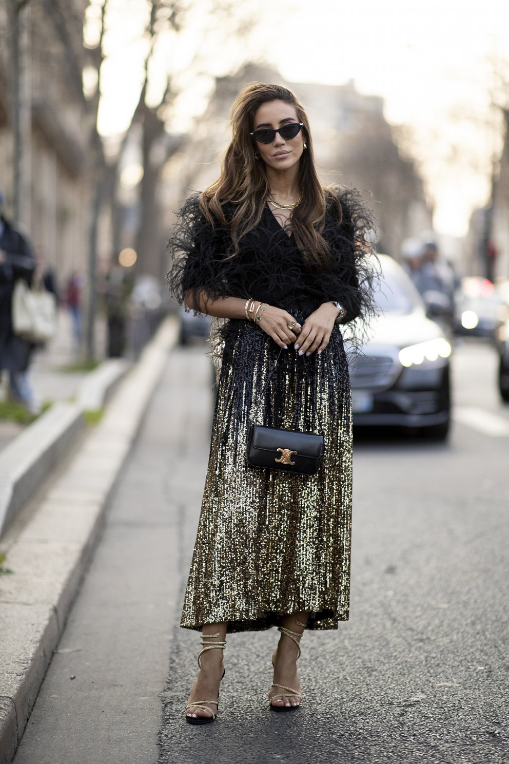 Tamara Kalinic sést hér í gullfallegu glimmerdressi og með Celine tösku á götum Parísarborgar á tískuviku.