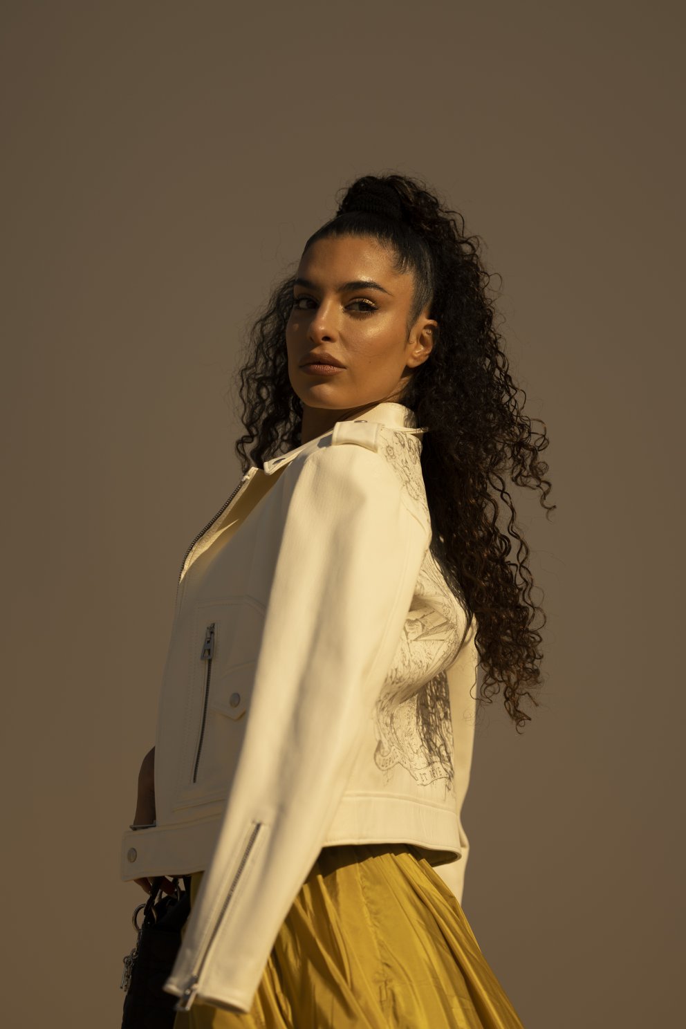 Þessi hárgreiðsla kemur sérstaklega vel út í krulluðu hári.