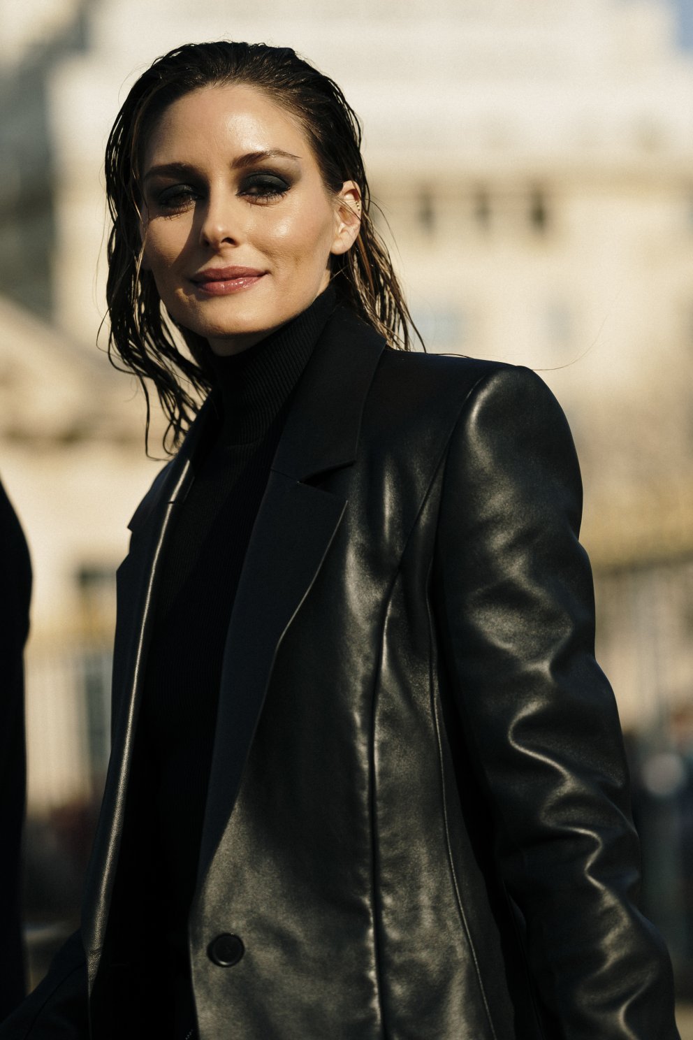 Olivia Palermo á götum Parísarborgar með Wet Look-hár sem er hámóðins við sparileg tilefni í dag.