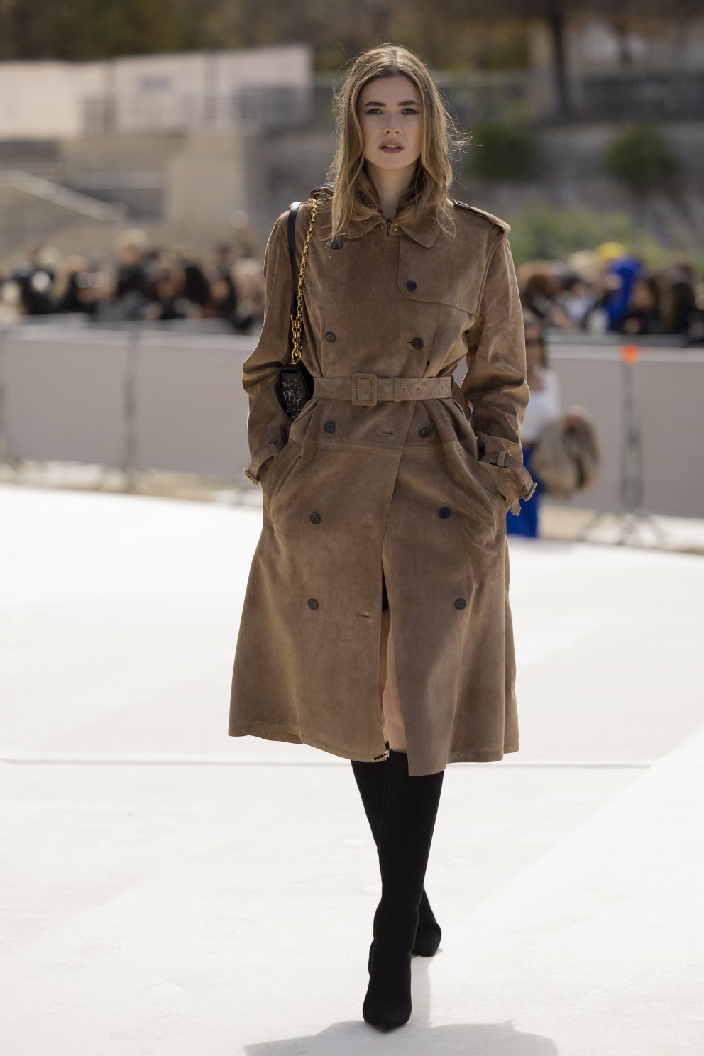 Upphá stígvél við rykfrakka er ómótstæðilega sexí átfitt.