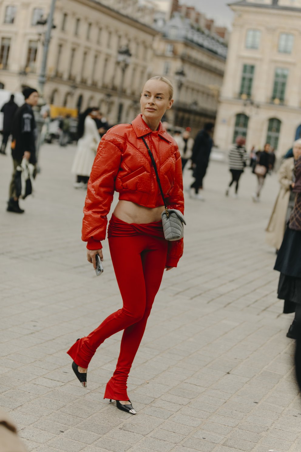 Þóra Valdimars í rauðu frá toppi til táar á tískuviku í París.