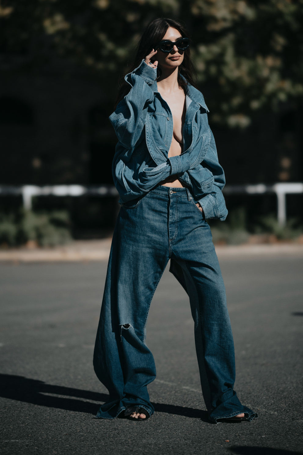 Emily Ratajkowski kynþokkafull í víðu galladressi.