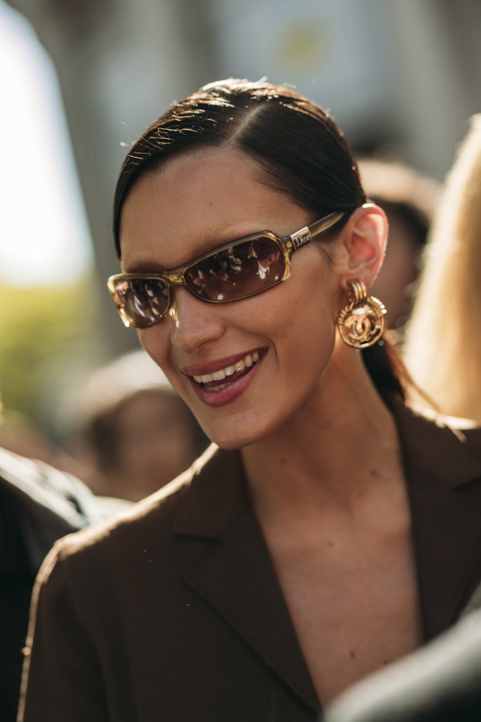 Ofurfyrirsætan Bella Hadid með gordjöss Dior-týpu.