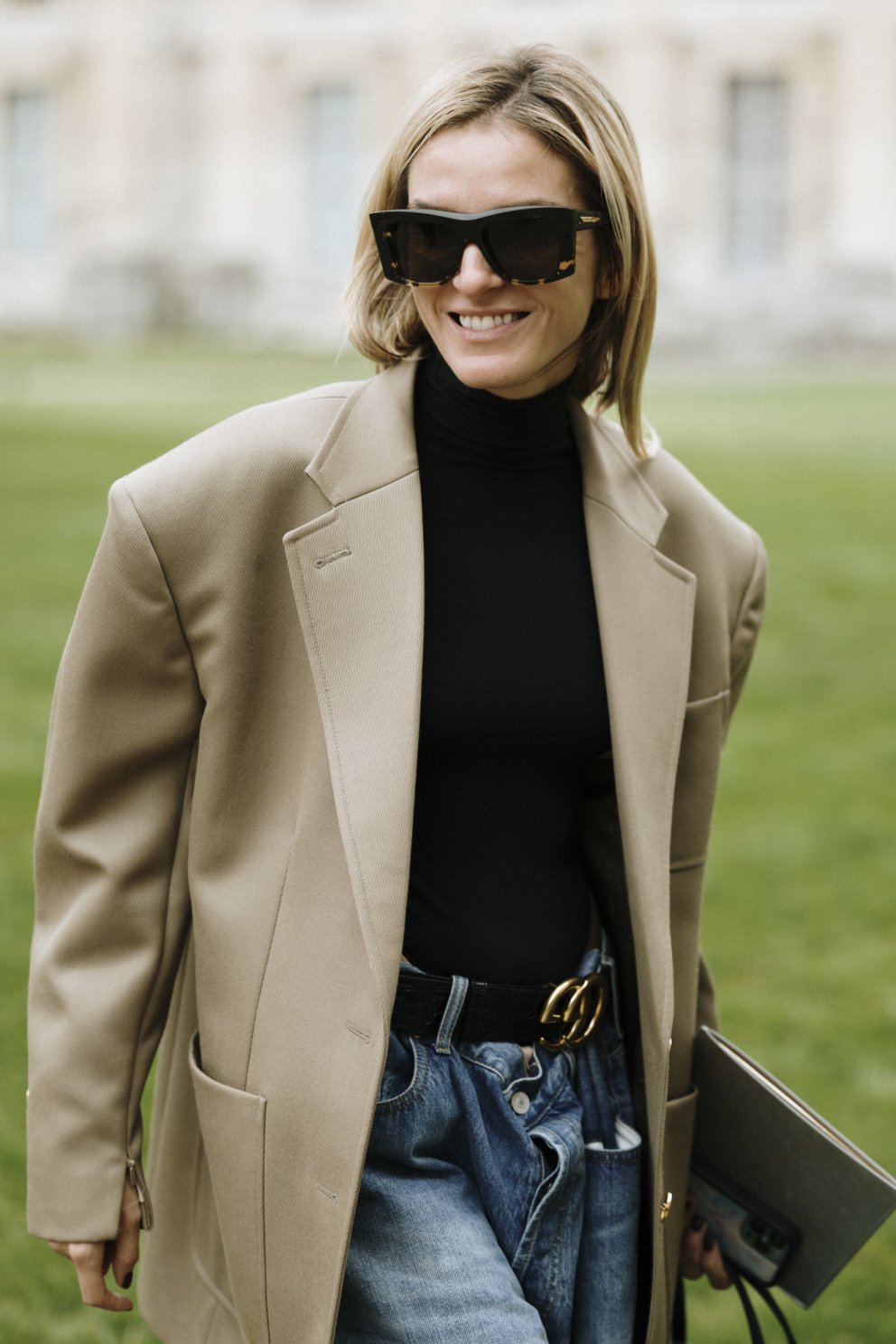 Gucci lúkk sem samanstendur af blazer í yfirstærð og víðum gallabuxum. Ekki má gleyma lógóbeltinu.