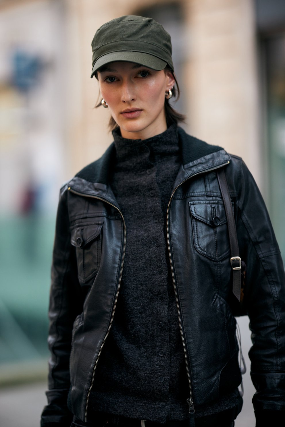 Húfa, ekki ósvipuð þeirri sem Keira Knightley bar í Love Actually, á stílstjörnu á meginlandinu þegar vortískan 2026 var kynnt.