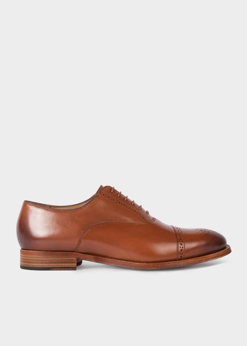 Ljósbrúnir „brogues“-skór eru klassískir og fara aldrei úr tísku. Góðir við blá og ljósbrún jakkaföt. Paul Smith, Kultur menn, 52.995 kr.