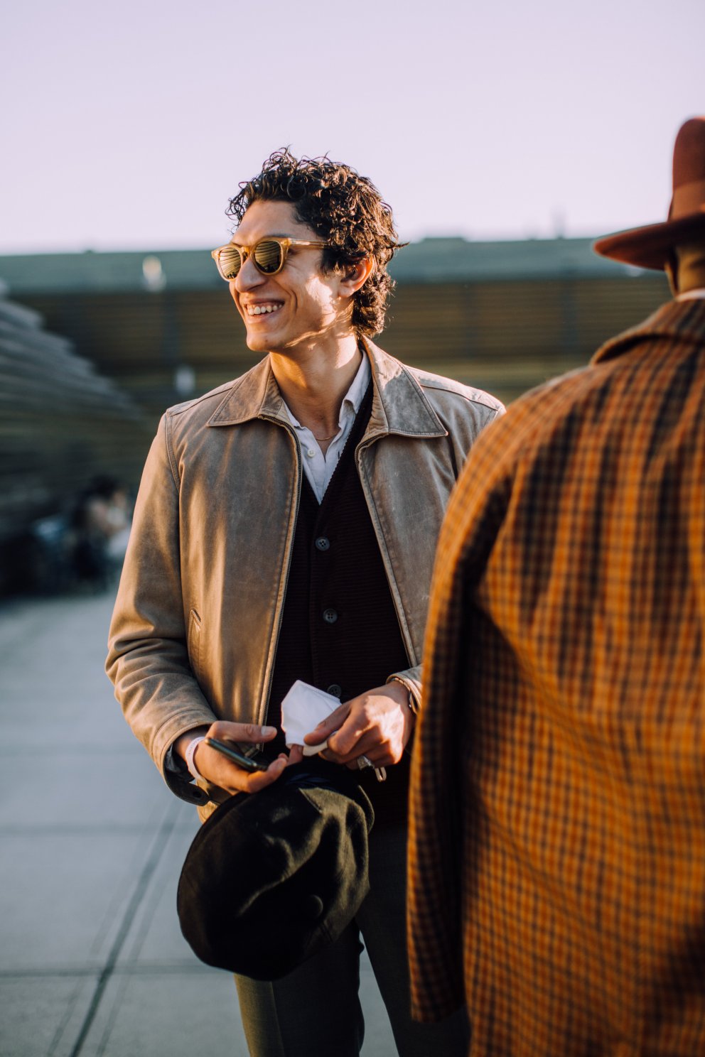 Lífsgleðin lekur af þessu sjarmatrölli sem er án efa glaður að komast aftur á tískuviku.