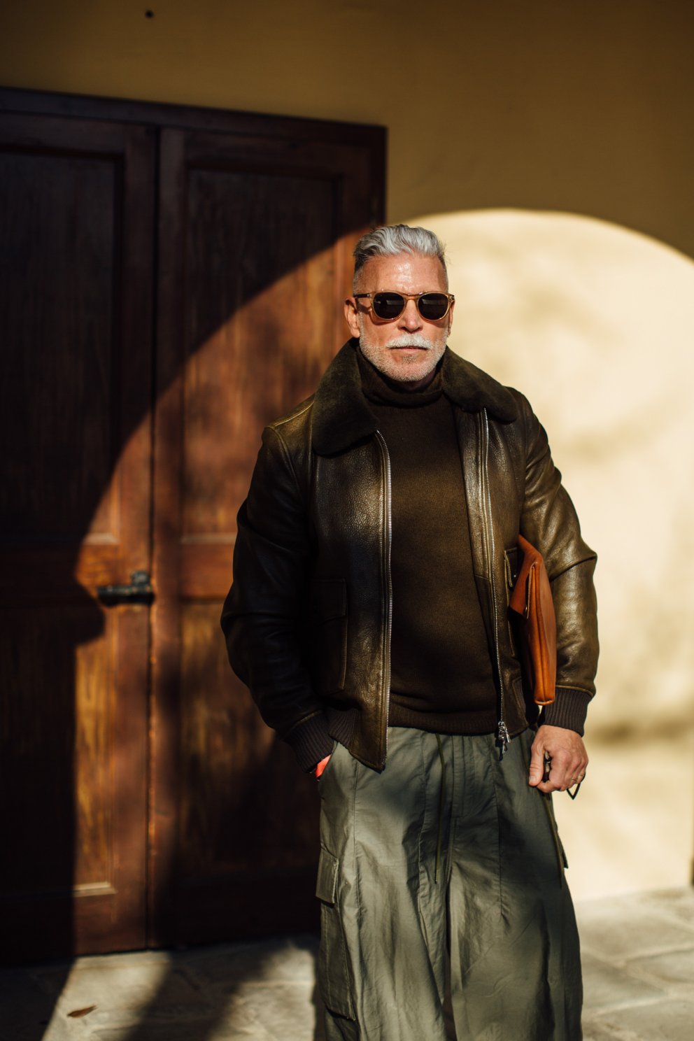 Cargo-buxur og leddari á þessum töffara.