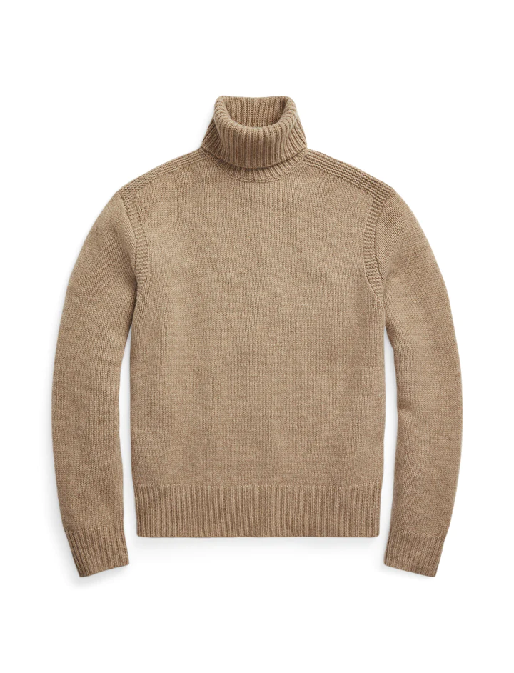 Dúnmjúk kasmír rúllukragapeysa frá Polo Ralph Lauren. Pöruð með fallega bláum „pinstripe“- jakkafatabuxum. Herragarðurinn, 44.980 kr.