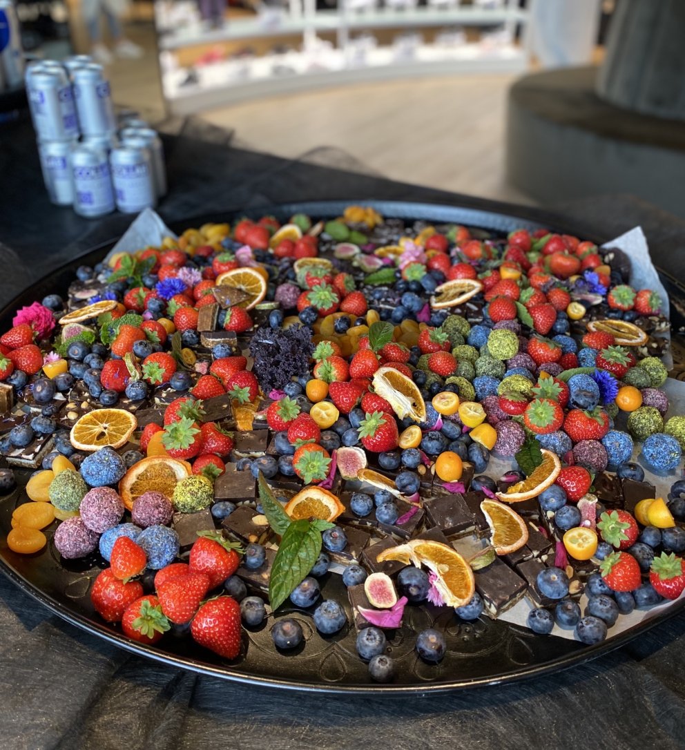 Súkkulaði og ber á bakka er frábær eftirréttur í stórum veislum.