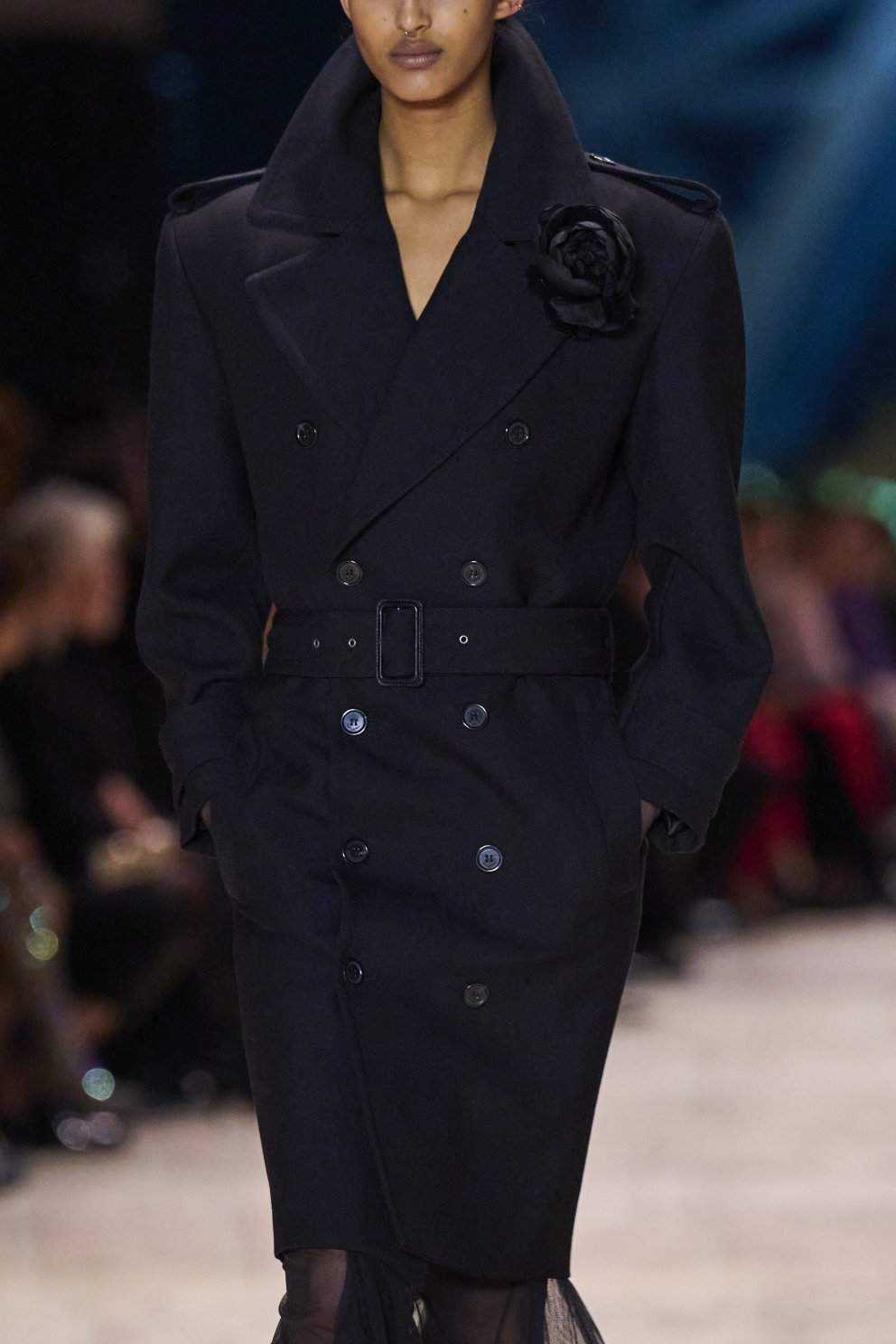 Falleg útgáfa með barmblómi frá Saint Laurent.