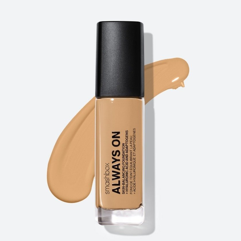 Bjútígúrúinn Tati Westbrook, sem við höfum fylgt í yfir áratug og treystum einna best kallaði Always On frá Smashbox besta farðann. Hann hentar sérstaklega þeim sem eru með olíuríka húð og vilja að farðinn endist lengi. Hagkaup, 9.399 kr.
