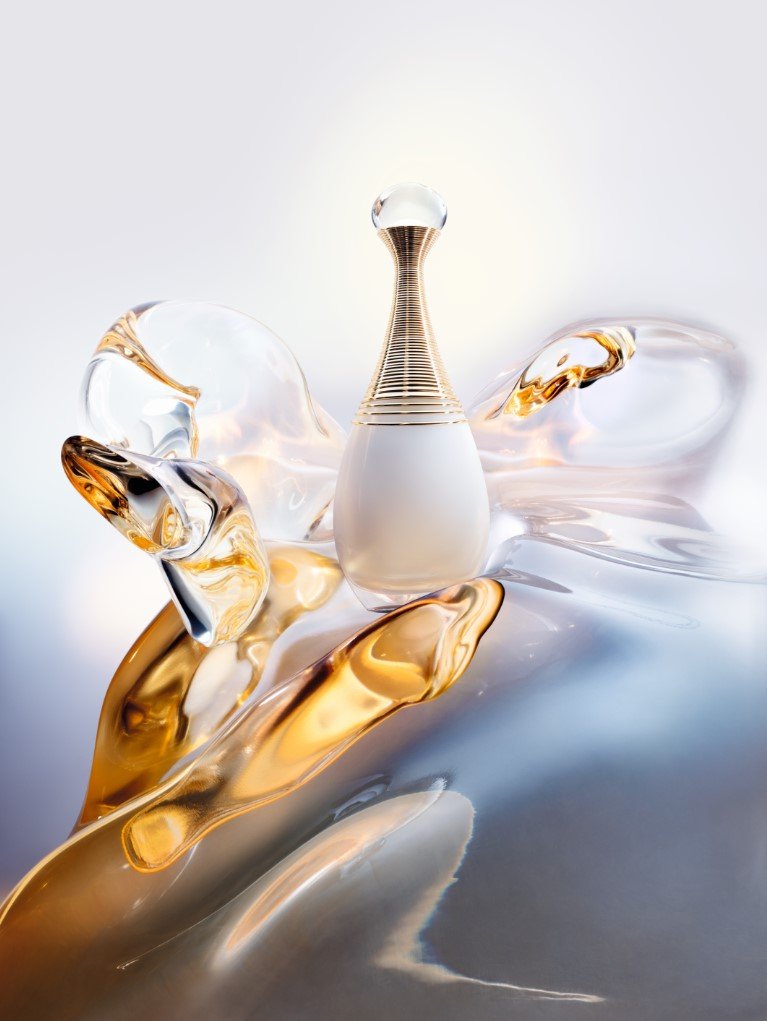 Nýi J´adore parfum d´eau frá Dior er eins nálægt náttúrulegum blómailmi og hugsast getur. Ef þú fílar lyktina af nýsjampóuðu hári og ferskri blómalykt, þá er þessi eitthvað sem þú ættir að skoða. Það sem gerir J´adore parfum d´eau frábrugðinn öðrum alkóhólfríum ilmum er að hann klístrast ekki á húðinni né skilur eftir sig bletti en ilmvatnsvökvinn sjálfur er ljós á litinn. Einnig endist hann jafn vel á húðinni og eau de parfum. Nýstárleg nálgun í hönnun og klassískur og kvenlegur ilmur úr smiðju Dior.
