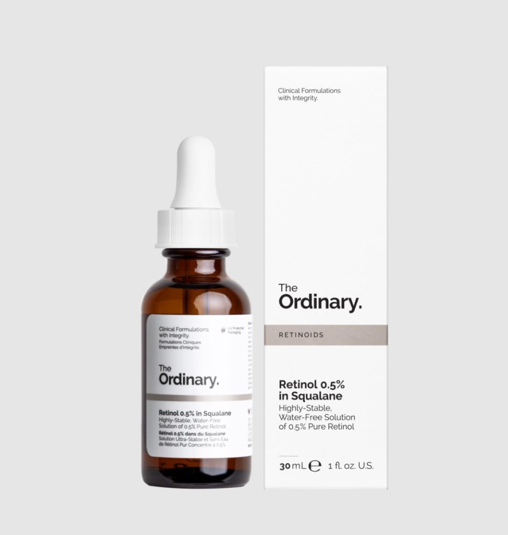 Retinol 0.5% in Squalane er formúla sem inniheldur ekkert vatn og inniheldur 0,5% retinol sem bætir útlit fínna lína sem myndast vegna taps á kollageni og elastíni. Húðin fær fallega áferð og jafnari húðtón. Squalane er rakagefandi efni sem finna má í húðinni og eykur raka á yfirborði hennar og hjálpar til að berjast gegn þurrki. Byrjaðu að nota Retinol 0,2% in Squalane og byggðu hægt upp þol í 0,5% retinol og retinol 1% in Squalane. Hentar öllum húðgerðum. Lyfja, 2.198 kr.
