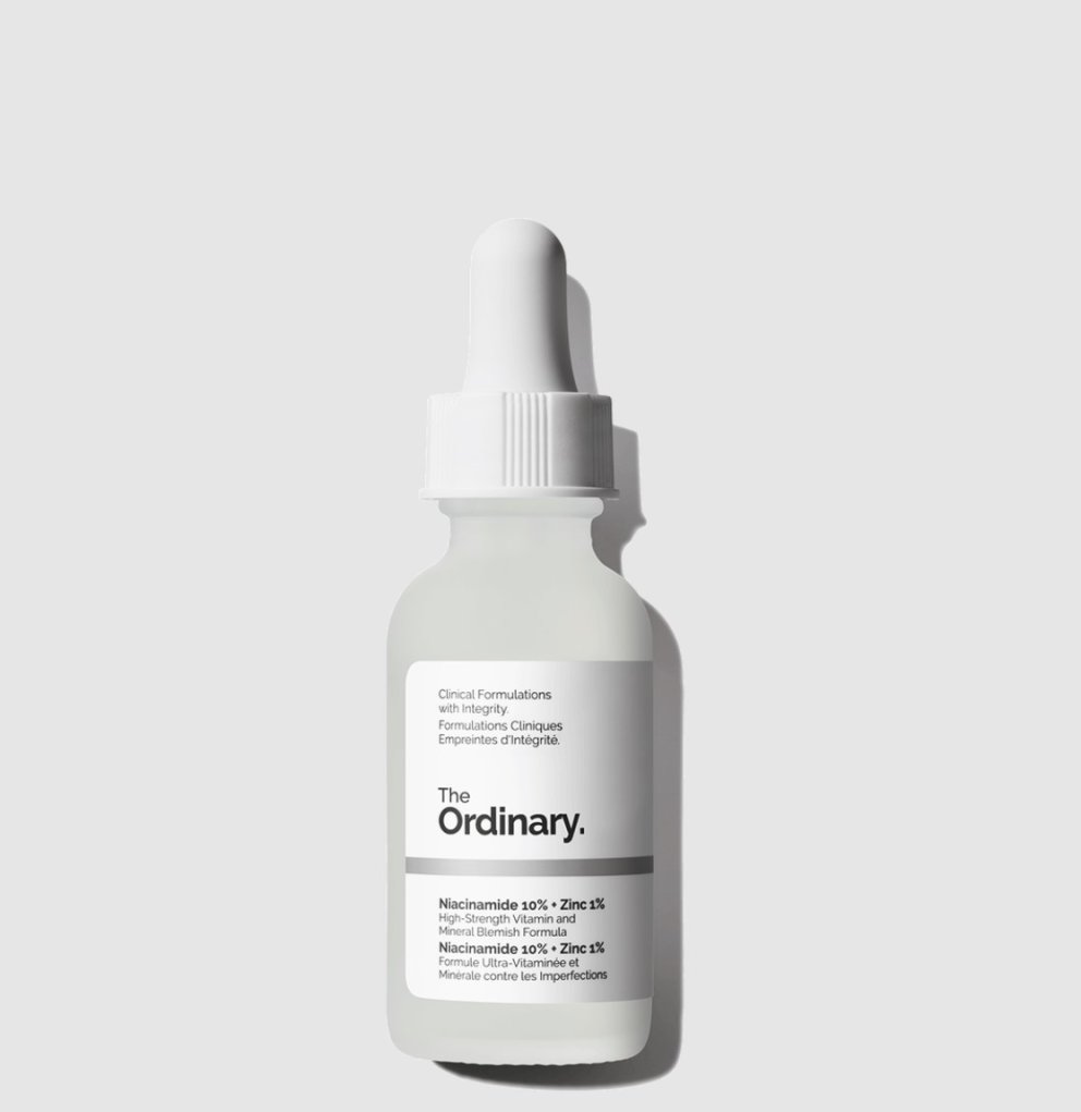 Niacinamide 10% + Zinc 1% er serum sem eykur ljóma og sléttir húðina. Formúlan vinnur á bólum og minnkar húðholur með tímanum vegna hás styrks af niacinamide (vitamin B3) og zinc PCA. Hentar öllum húðgerðum. Lyfja, 1.798 kr.
