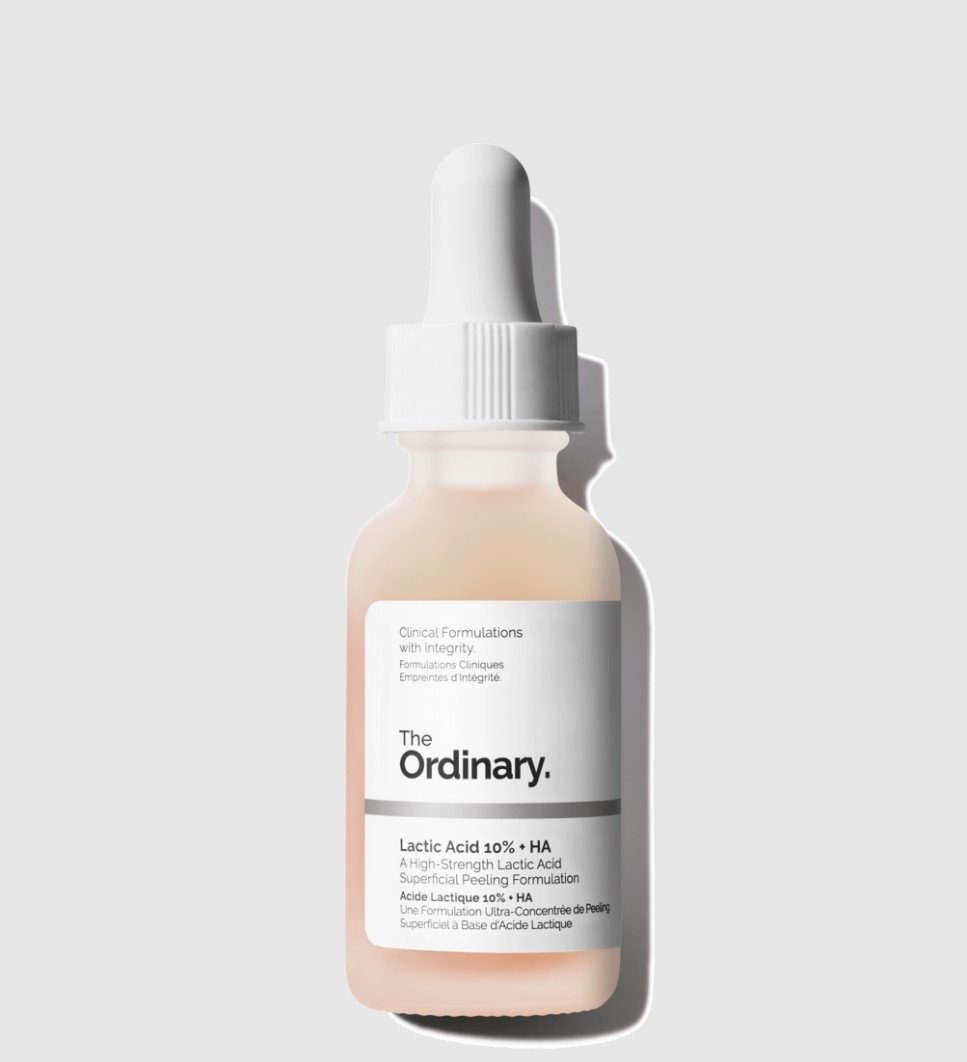 Lactic Acid 10% + HA er mjög kraftmikið serum sem inniheldur alpha hydroxy-sýrur sem fjarlægja dauðar húðfrumur af yfirborði húðarinnar. Serumið er tilvalið fyrir þurra húð. Lyfja, 2.249 kr.