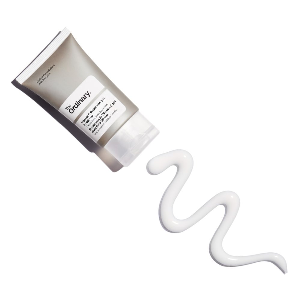 Vitamin C Suspension 30% in Silicone er krem sem notar hreint C-vítamín til að draga úr öldrunareinkennum, lýsa og koma jafnvægi á húðlit. Formúlan inniheldur ekkert vatn en inniheldur 30% L-Ascorbic sýru og sérstaklega létt sílikon sem dregur úr náladofa sem getur komið með C-vítamín meðferðum. Við mælum með að nota ekki Niacinamide 10% + Zinc 1%, 100% Niacinamide Powder, EUK 134™ 0.1%, sýrur eða retinól með þessari vöru. Hentar öllum húðgerðum. Lyfja, 1.998 kr.