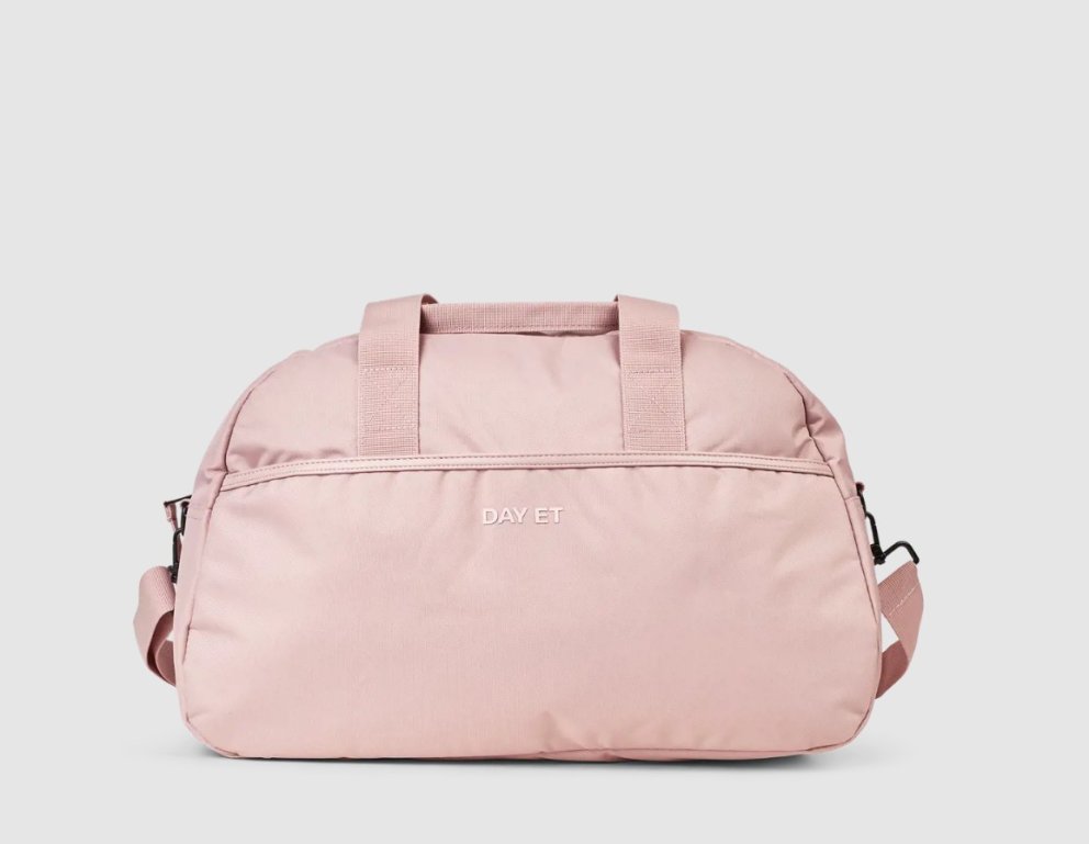 Falleg taska frá DAY et sem hægt er að festa utan um handfangið á ferðatöskum. Smart ferðafélagi fyrir sumarið! Galleri 17, 14.995 kr.