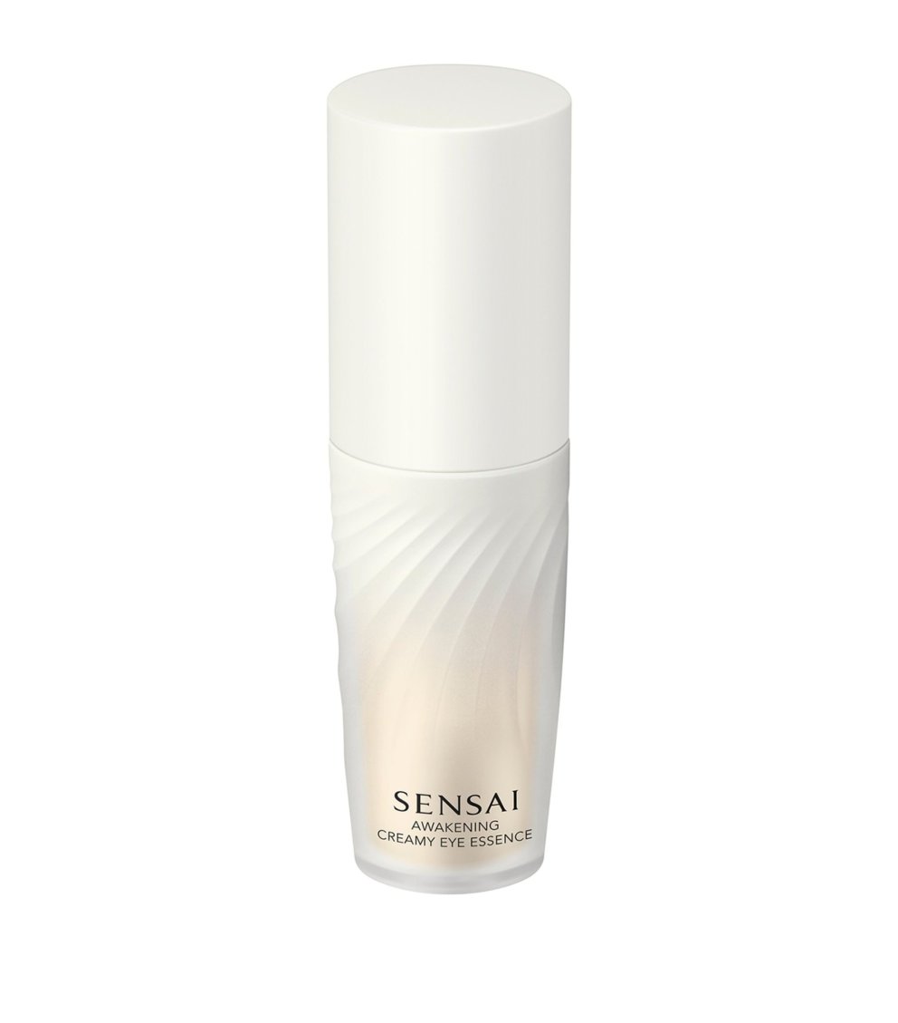 Japanir vita hvað þeir syngja þegar kemur að húðrútínu en það nýjasta frá Sensai er augnkrem sem heitir Awakening Eye Essence sem mælt er með að nota kvölds og morgna sem síðasta skref í húðrútínunni en svo má einnig nota formúluna yfir farða yfir daginn ef man er extra þurr. Vinnur á fínum línum og hrukkum og gefur augnumgjörðinni ljómandi fallegt yfirbragð. Fæst í Hagkaup, Smáralind.