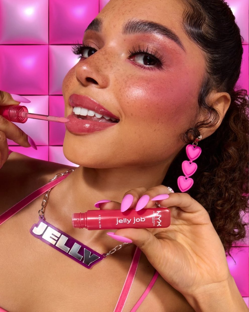 Jelly Job Lip Gloss er kóreskt varagloss frá NYX sem nærir varirnar og veitir þeim mjúka og gelkennda áferð. Varirnar virðast fyllri með glerkenndum ljóma. Hagkaup, 2.334 kr.