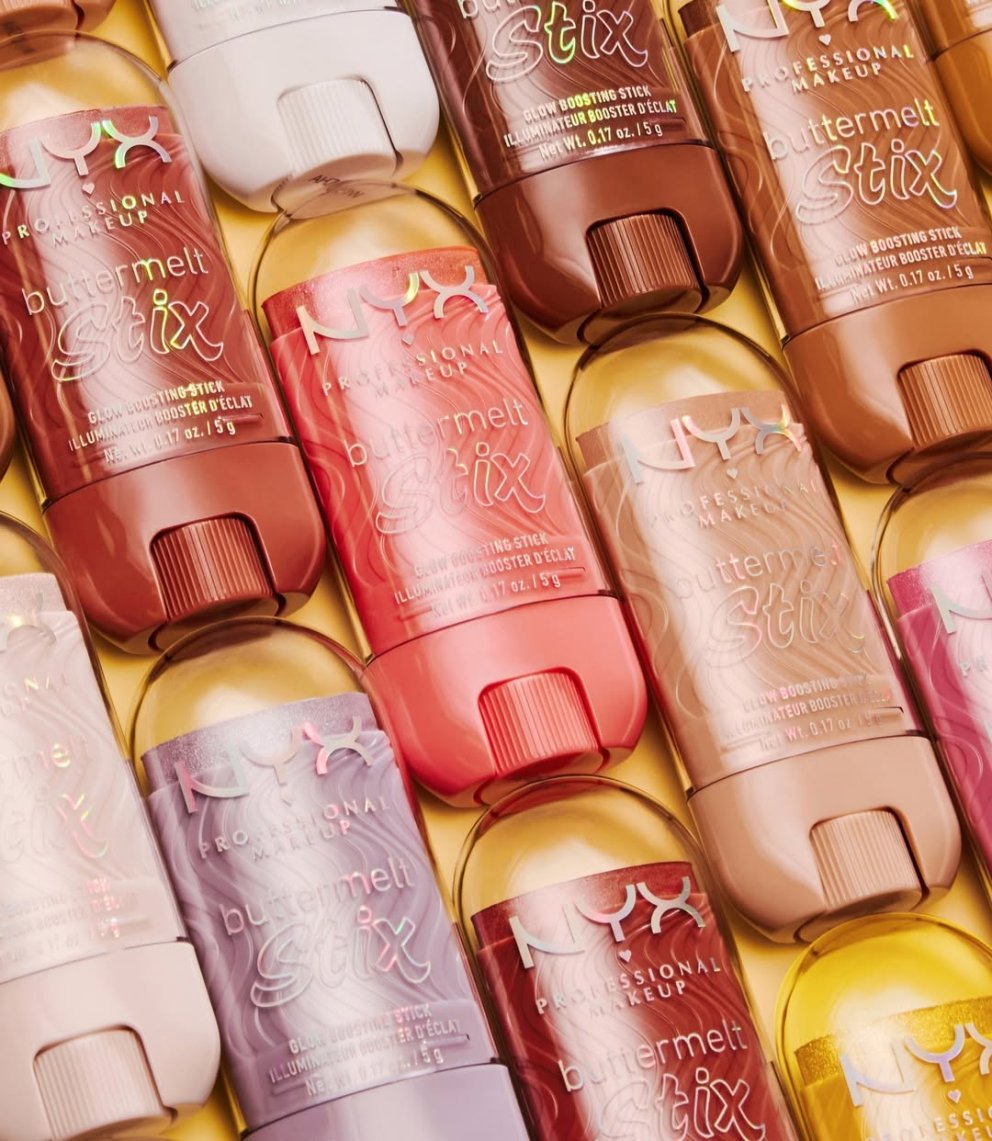 Buttermelt Glaze Stix er silkimjúkt highlighter stifti sem veitir ljómandi gljáa frá toppi til táar án þess að setjast í fínar línur og klístrast. Hagkaup, 2.253 kr.