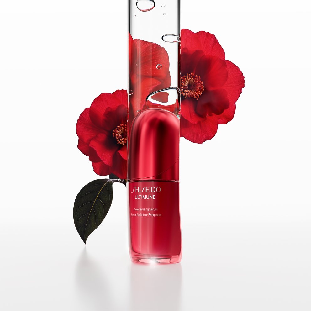Shiseido veit hvað það syngur þegar kemur að húðvörum en nýja serumið, Ultimune Power Infusing nýtir krafta japanskrar kamelíu sem er gerjuð með hefðbundinni tækni og skilar húðinni 3,4 sinnum meiri virkum efnum. Serumið nær djúpt – til 30 milljóna húðfrumna – og skilur húðina eftir ljómandi, þéttari og sléttari. Hagkaup, frá 13.304 kr.