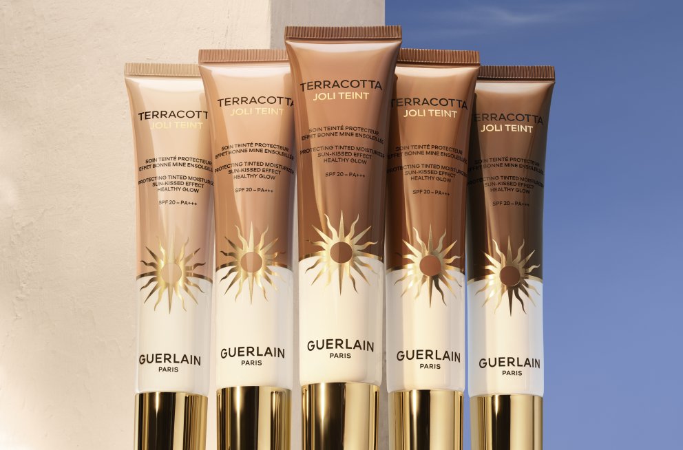 Terracotta Joli Teint frá Guerlain er nýtt, litað dagkrem með silkimjúkri formúlu og gefur húðinni jafnan og sólkysstan ljóma með náttúrulegri, byggjanlegri þekju. Formúlan endist í allt að 24 klst., smitar ekki, með sólarvörn spf 20 og hentar öllum húðgerðum.