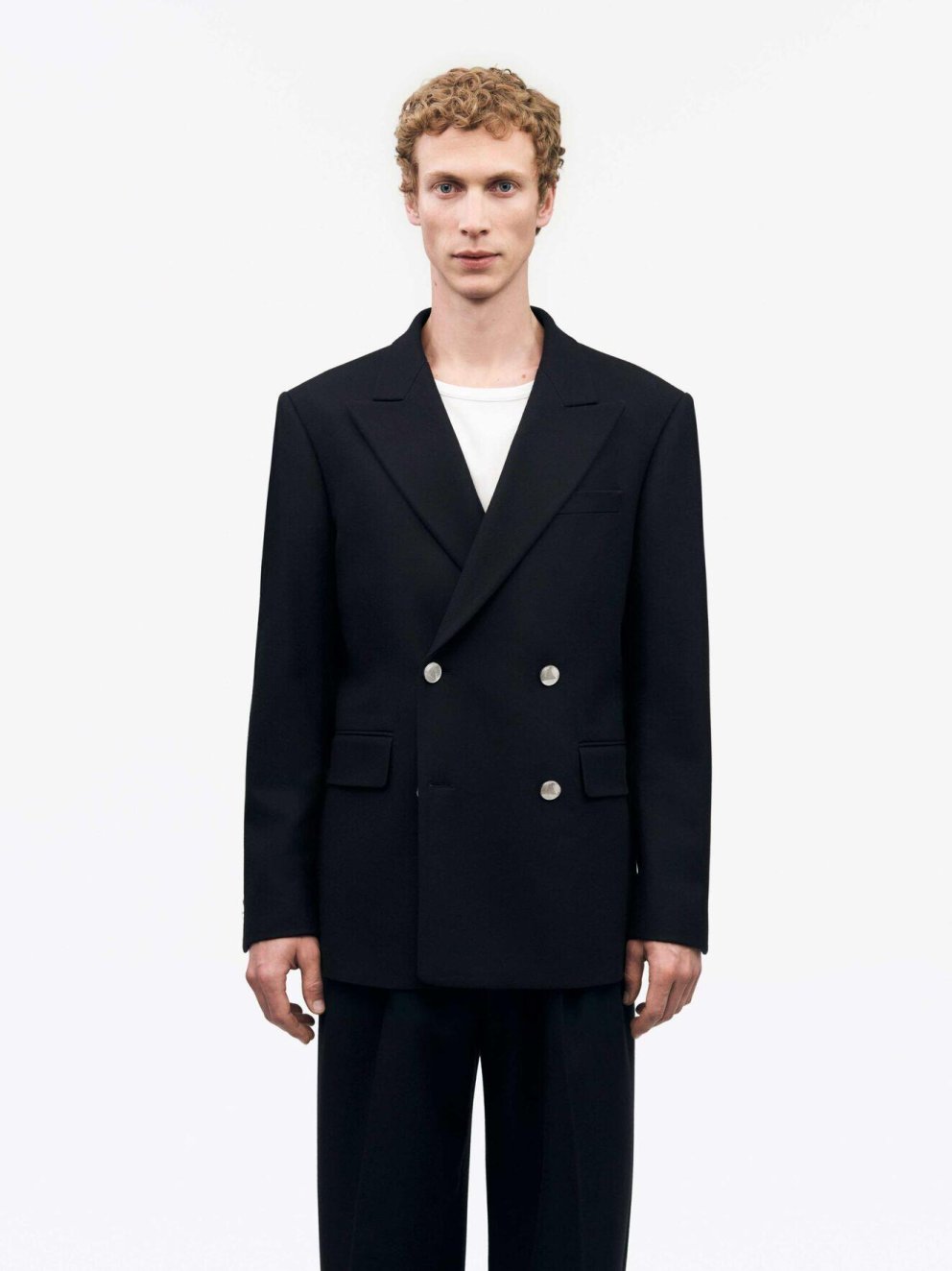 Þessi tvíhneppti blazer lyftir þér strax á æðra plan. Paraðu hann með ljósum rúllukragabol fyrir einstaklega fágað lúkk. Kultur menn, 89.995 kr.
