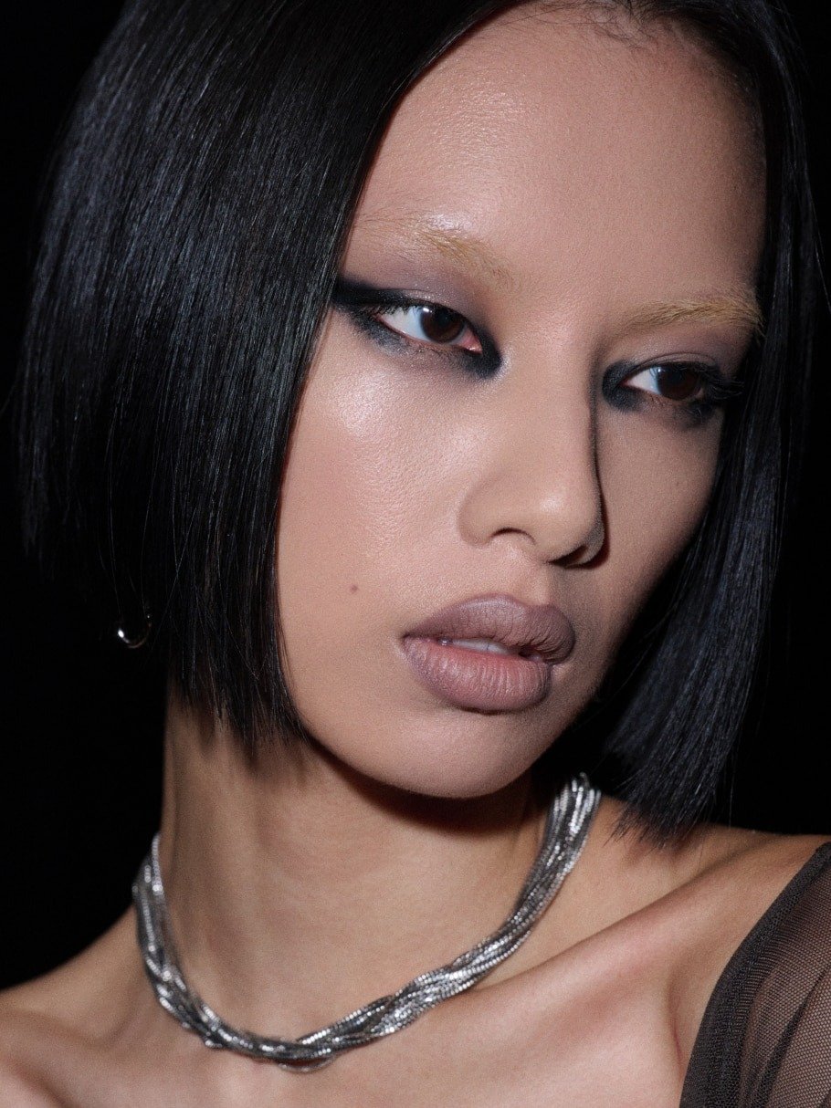 Hér má sjá litinn Folio paraðann við varablýant í litnum Greige.