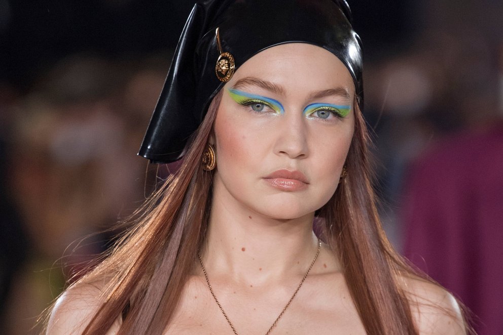 Gigi Hadid með marglitan læner á pallinum hjá Versace.
