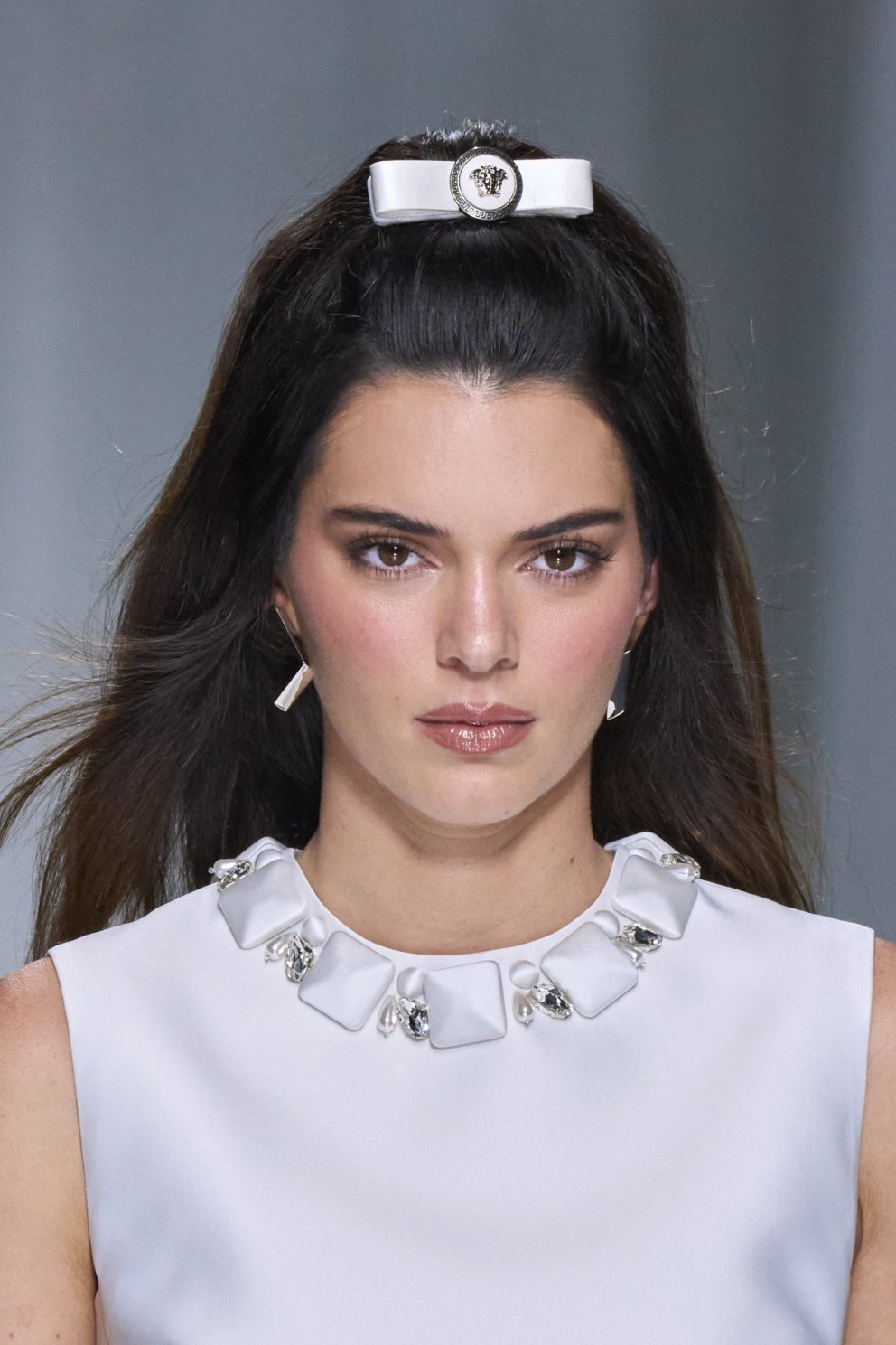 Kendall Jenner með guðdómlega förðun á pallinum hjá Versace.