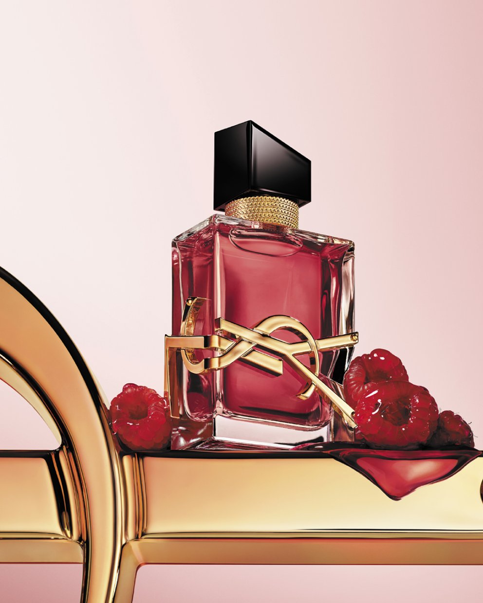 Libre Berry Crush Eau de Parfum er ferskur og kvenlegur blóma- og ávaxtailmur sem sameinar safaríka hindberja- og mandarínubyrjun með klassískum Libre-blæ. Í hjartanu blandast lavender og appelsínublóm saman í arómatískan og elegant blómakeim, á meðan grunnurinn með bourbon vanillu, musk og mjúkum kókos gefur hlýjan, rjómakenndan og ávanabindandi endi. Niðurstaðan er lífleg, nútímaleg og kvenleg útgáfa af Libre, þar sem ávextir og blóm mætast í mjúku jafnvægi. Hagkaup, 20.199 kr.