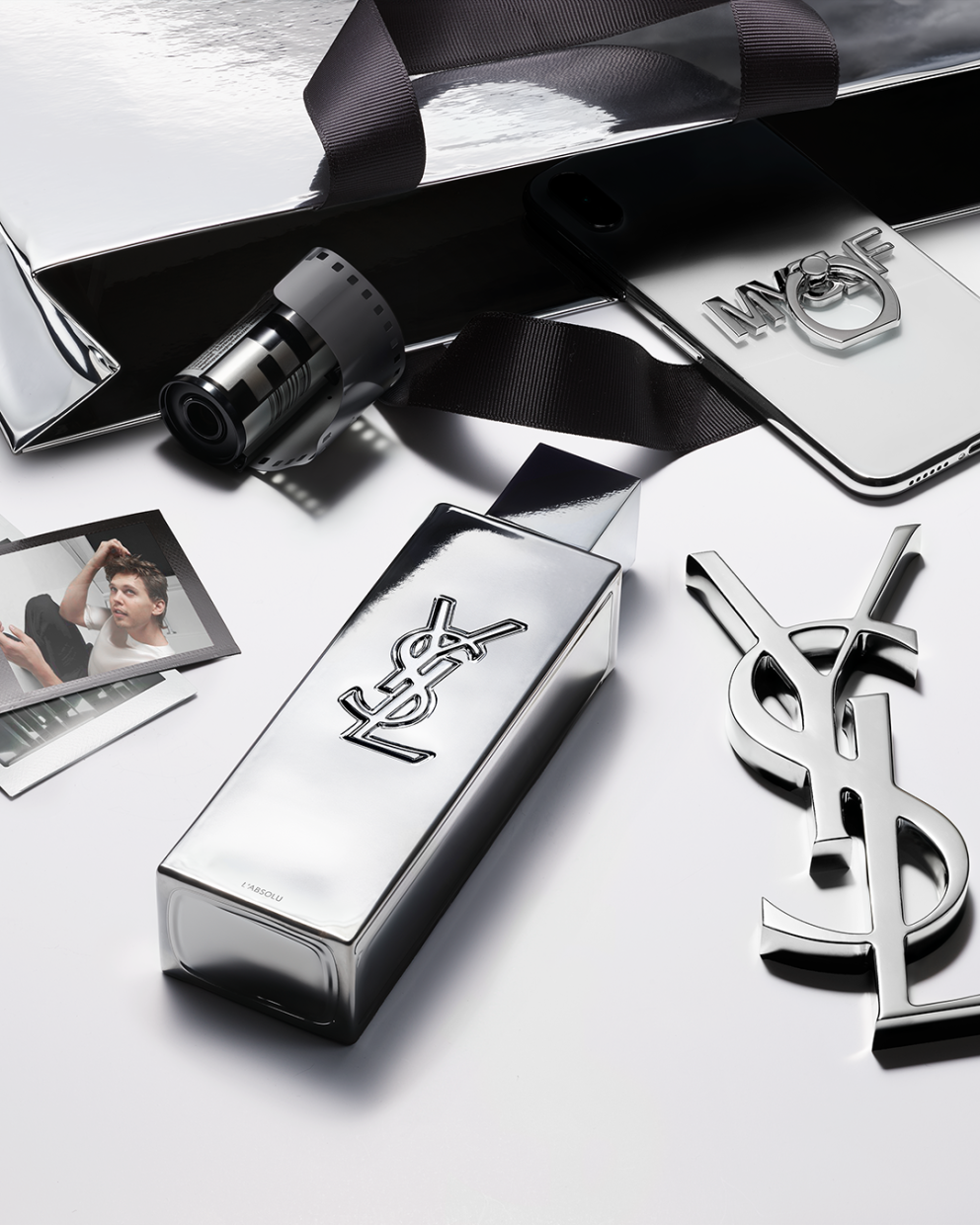 MYSLF L’Absolu Eau de Parfum frá YSL er ferskur og kraftmikill herrailmur sem sameinar kryddaða orku og blómlega mýkt. Ilmurinn opnast á líflegri blöndu af engifer, bergamot og kardimommu, fær síðan hlýtt hjarta af appelsínublómi og mjúkum blómakeim, og endar á jarðbundnum patchouli-grunni sem gefur honum dýpt og karakter. Hagkaup, 19.999 kr.