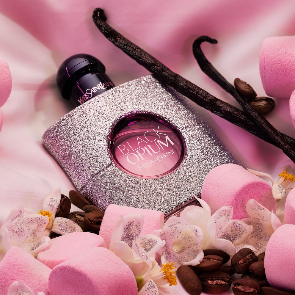 Black Opium ilmirnir frá YSL hafa löngum verið þekktir fyrir að vera með þeim kynþokkafyllstu á markaðnum en þessi nýi, Black Opium Glitter, tekur fram úr þeim öllum að okkar mati. Sykurpúði og musk er blanda sem við hefðum aldrei veðjað á, en gefðu þessum séns, hann er þess virði! Hagkaup, 12.659 kr.
