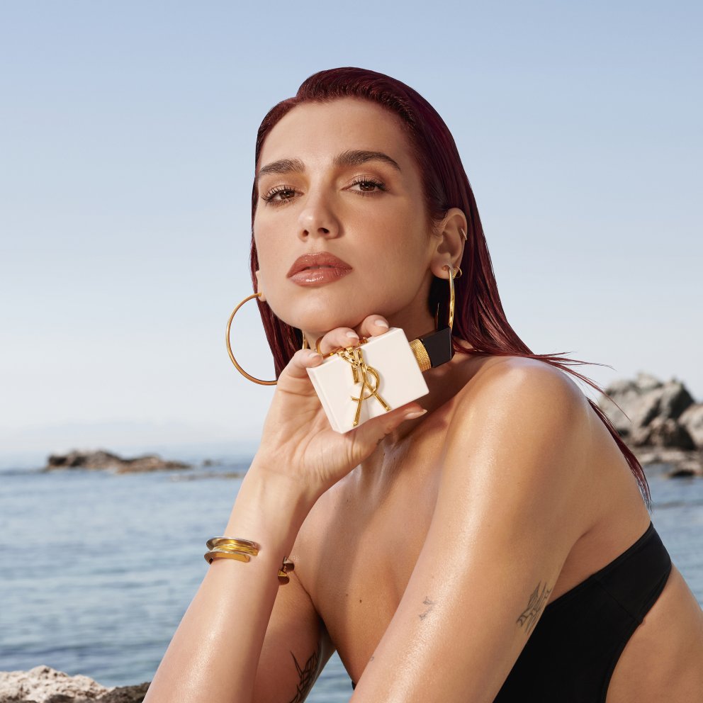 Dua Lipa er andlit nýs ilms frá Yves Saint Laurent, Libre L’Eau Nue, sem er fyrsta alkóhólfría ilmvatnið frá YSL, hannað með olíu-í-vatni-tækni sem gefur húðinni ljóma og náttúrulegan ilm. Ilmar eins og sumar og sól fyrir okkur. Mælum með að tékka á þessum, fyrir utan hvað umbúðirnar eru tjúllaðar! Hagkaup, 14.514 kr.