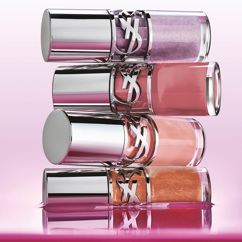 Loveshine Plumping Lip Oil Gloss er nýr varagloss frá YSL sem veitir glansandi áferð og „plömpandi“ áhrif. Glossinn inniheldur meðal annars hýalúrónsýru og engiferolíu og lofar allt að 24 klst. raka og 8 klst. glansi. Kemur í 10 glitrandi litum og umbúðum sem við slefum bókstaflega yfir!