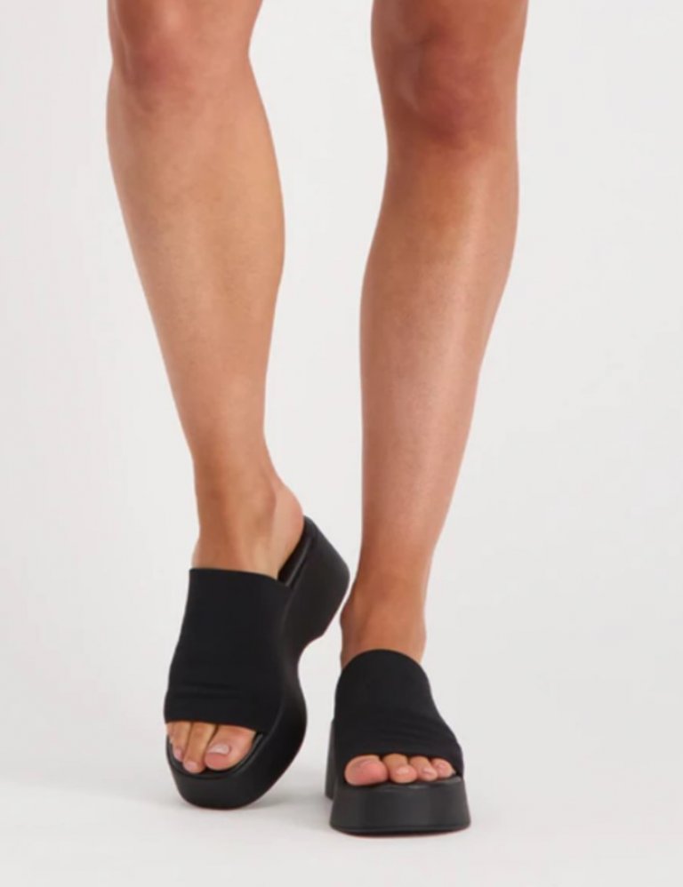 Klæðilegir platform sandalar frá Steve Madden, GS Skór, 19.995 kr.