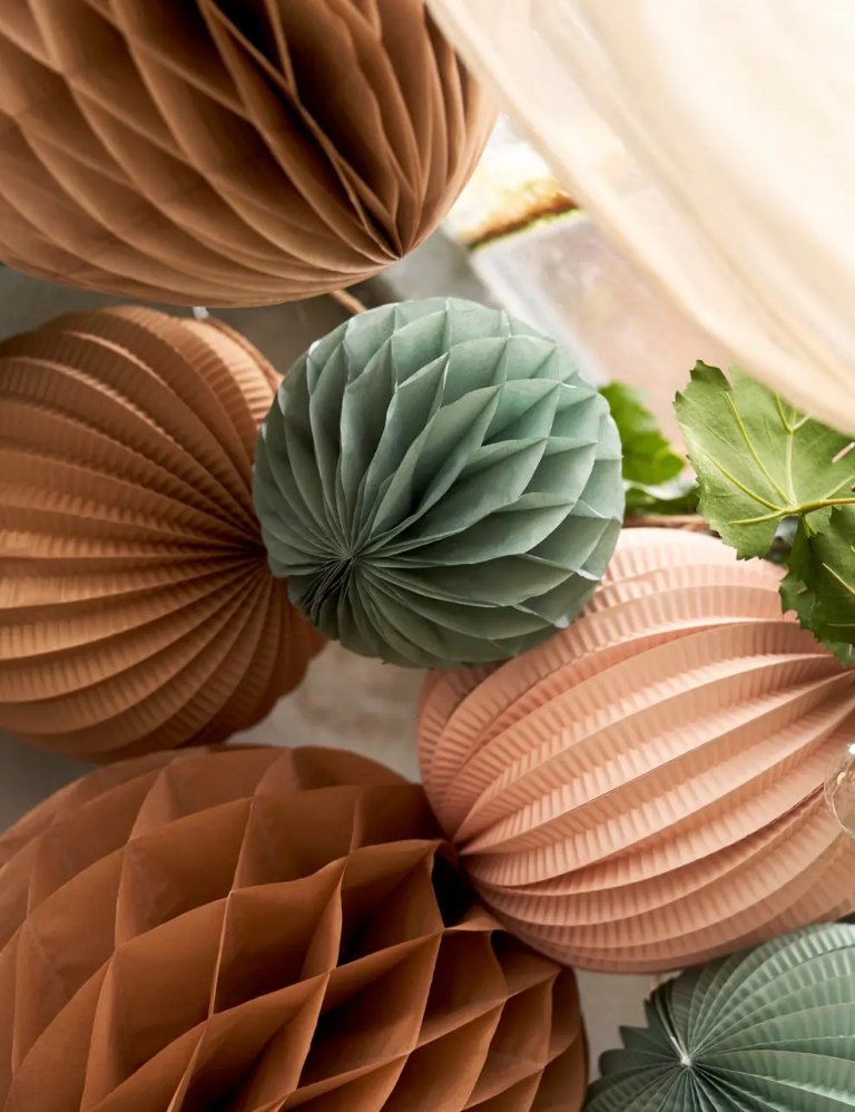 Pom Poms eru alltaf sætir í veislum. Søstrene Grene, 293 kr.