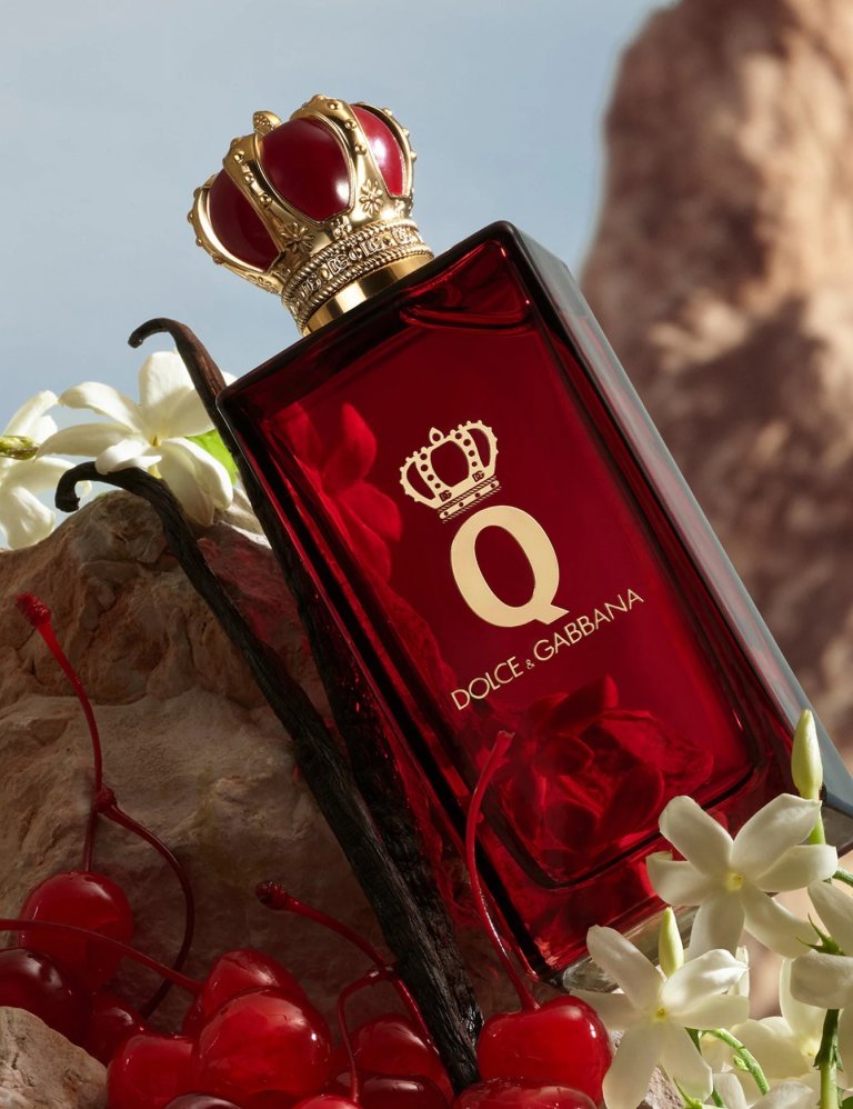 Q Parfum frá Dolce & Gabbana er kynþokkafullur ilmur með dásamlegri blöndu af sætum kirsuberjum, jasmínu og bourbon-vanillu. Þessi nýi Q er dýpri útgáfa af þeim upprunalega sem er í miklu uppáhaldi hjá okkur. Mælum með!