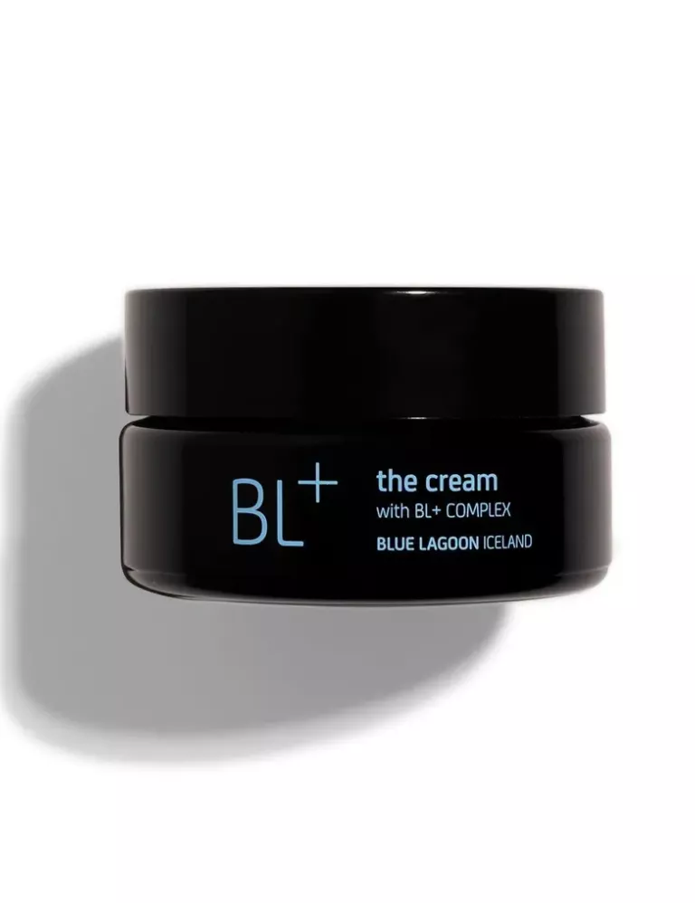 Blue Lagoon BL+ The Cream er einstaklega nærandi andlitskrem sem við mælum sérstaklega með að nota á kvöldin. Það gefur húðinni djúpan raka og skilur hana eftir mjúka og þægilega yfir nóttina. Hagkaup, 7.176 kr.