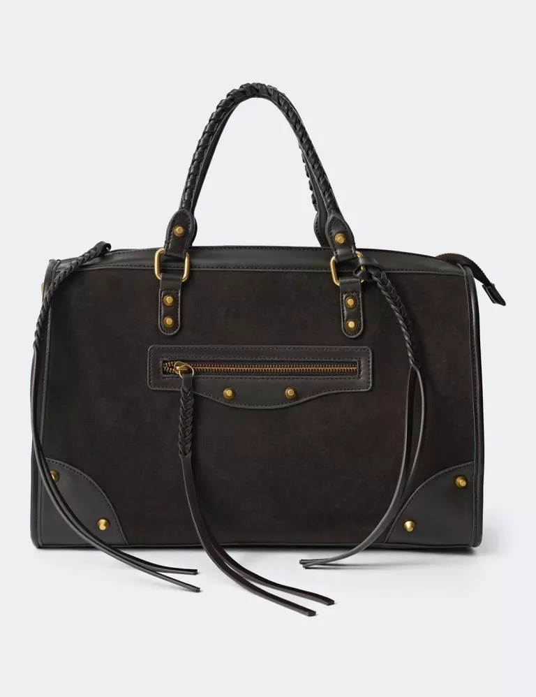 Balenciaga City-taskan kom fyrst á markað árið 2001, hönnuð af Nicolas Ghesquière.
Hún hét upphaflega Motorcycle Bag og varð fljótt ein eftirsóttasta taska aldamótanna, ekki síst eftir að Kate Moss, Mary-Kate og Ashley Olsen og fleiri stílstjörnur tóku ástfóstri við hana. Hér er góð eftirlíking úr Gina Tricot, 9.195 kr.