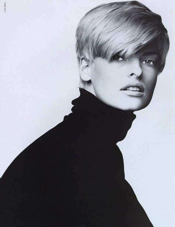 Hin ómótstæðilega Linda Evangelista rokkaði drengjakollinn á tíunda áratugnum.