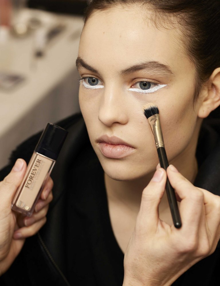 Hvítur eyeliner er líka eitt af trendum vorsins. Btw: Þessi hyljari sem sést á myndinni er í uppáhaldi hjá okkur. 