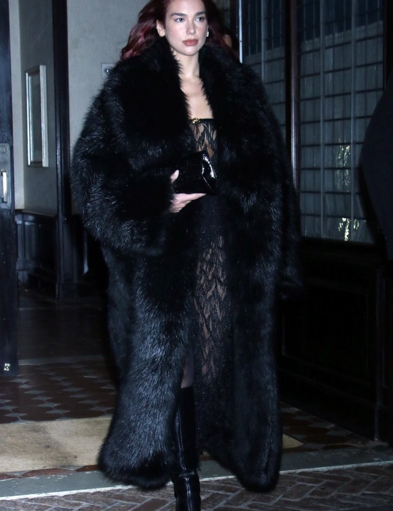 Stór pels og upphá leðurstígvél á Dua Lipa.
