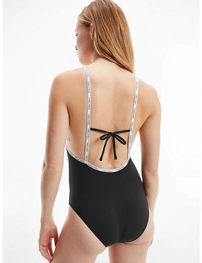 Geggjað bak á þessum Calvin Klein-sundbol sem er á 20% afslætti.