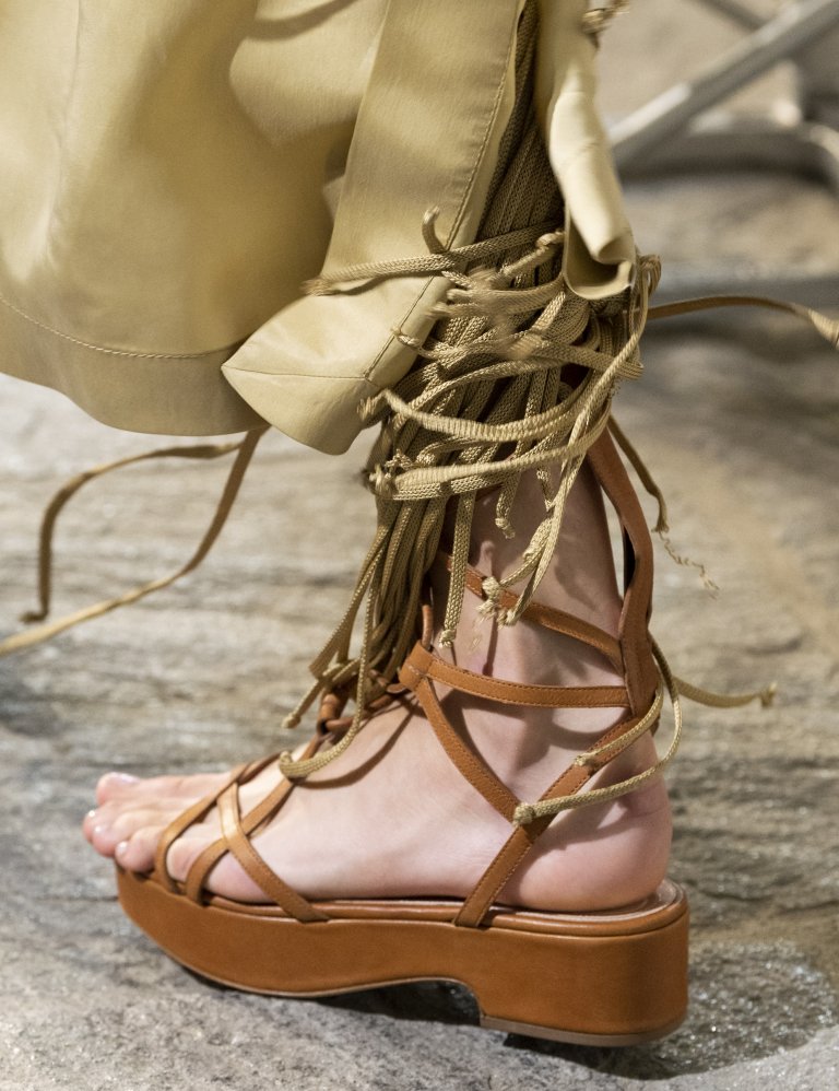 Smekklegir sandalar hjá Alberta Ferretti.